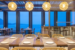 3 restaurants, breakfast, lunch, dinner served; international cuisine 