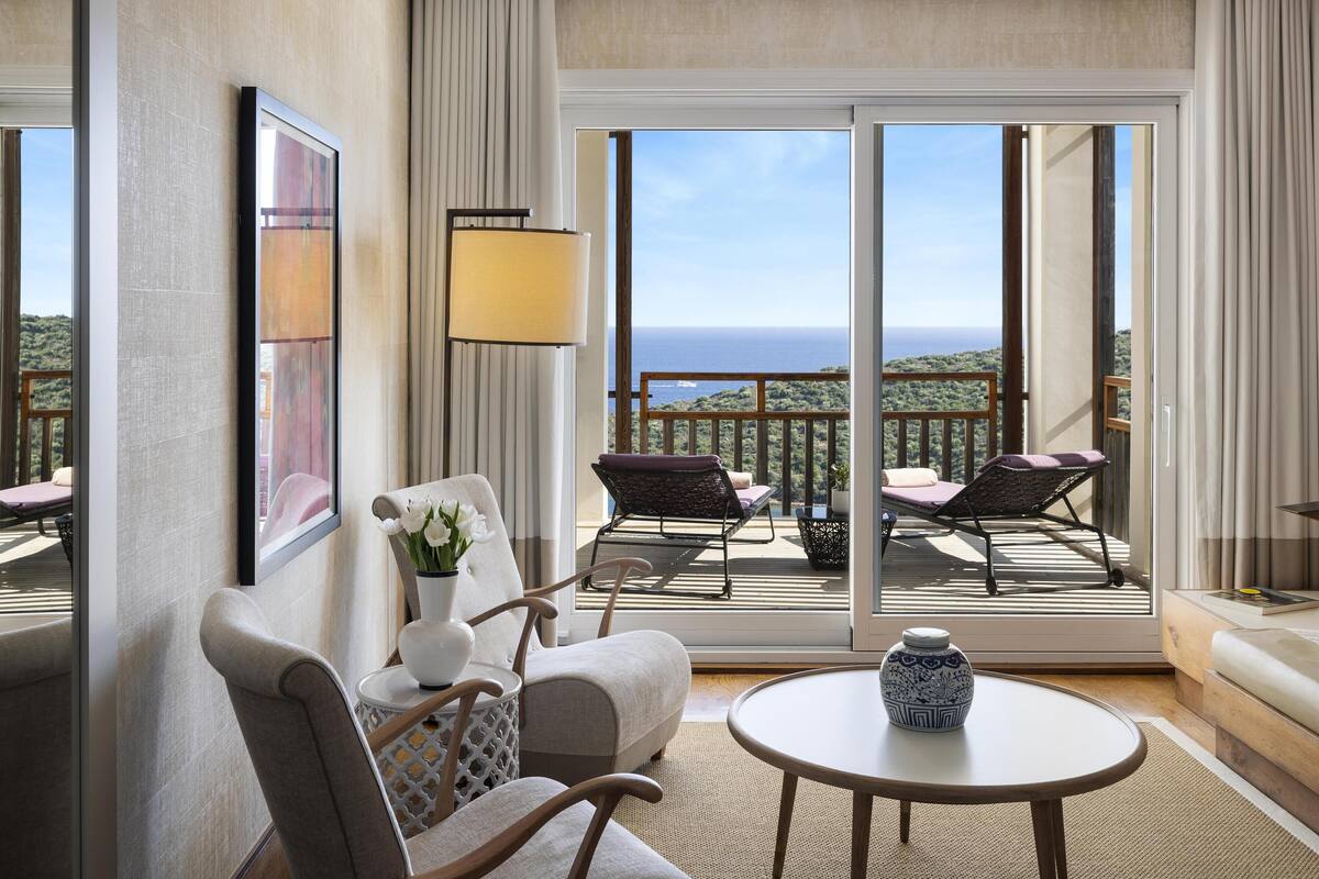 hypo-allergenic bedding, minibar, in-room safe, desk