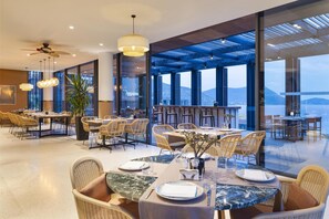 3 restaurantes, café da manhã, culinária internacional
