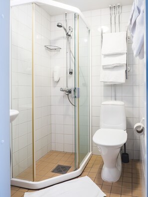 Ducha, secador de pelo, bidé y toallas