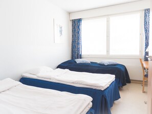 Tremannsrom | Skrivebord, skrivebord for bærbar PC og blendingsgardiner