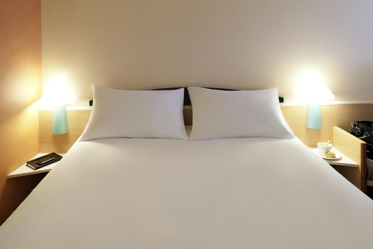 premium bedding, in-room safe, individually decorated