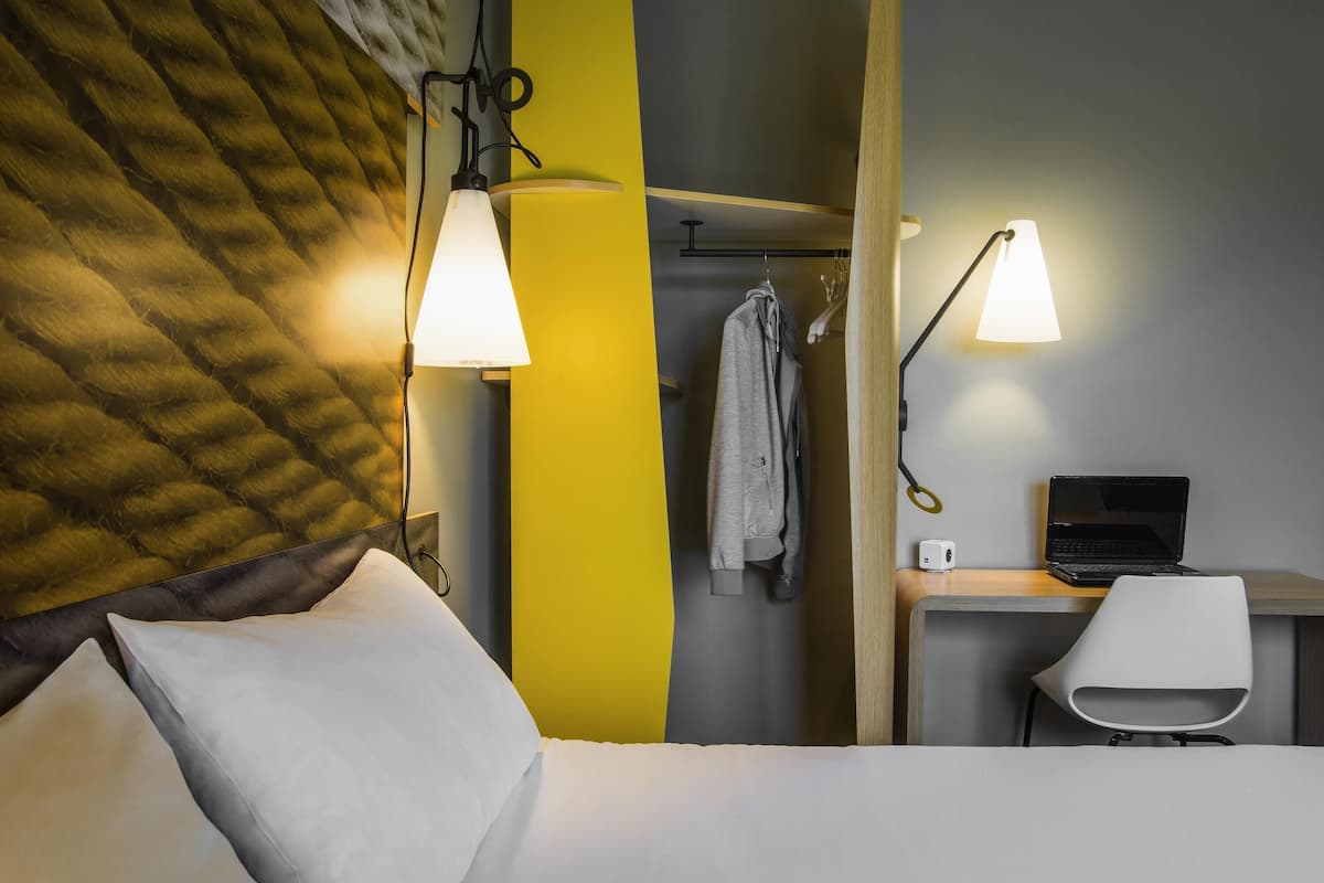 Ropa de cama de alta calidad y caja de seguridad en la habitación
