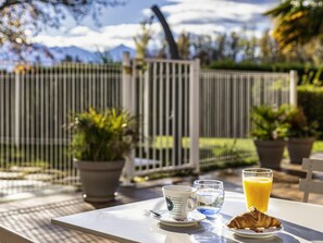 Daily buffet breakfast (EUR 9.9 per person)