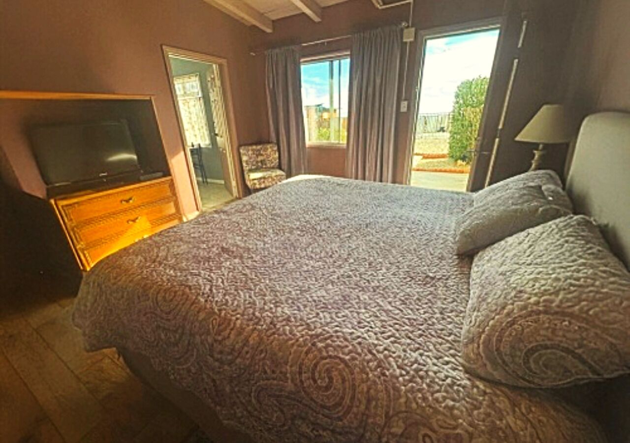 Deluxe king with full kitchen | Individuelt dekorert, skrivebord, blendingsgardiner og wi-fi (inkludert)