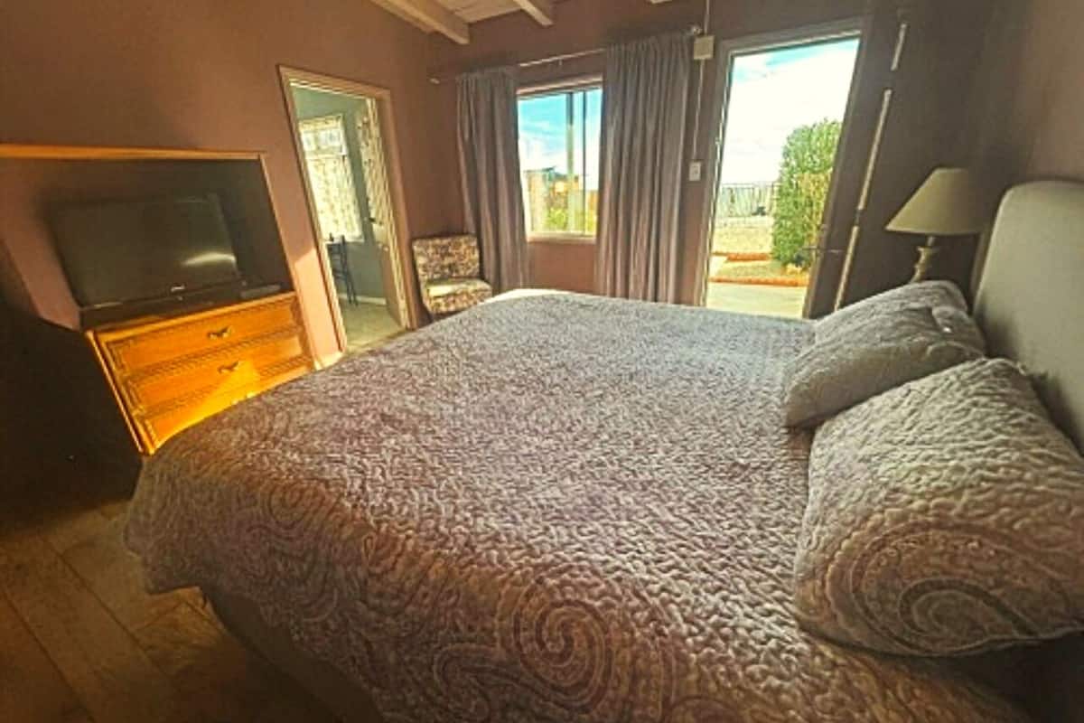 Deluxe king with full kitchen | Skrivebord, blendingsgardiner, wi-fi (inkludert) og vekkerklokke