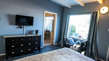 Deluxe king with full kitchen | Decoración personalizada, escritorio, cortinas blackout y wifi gratis