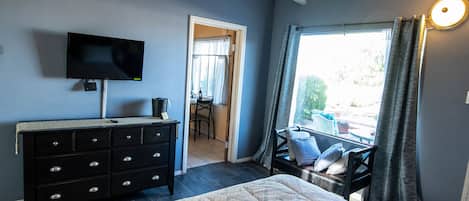 Deluxe king with full kitchen | Individuell dekoriert, Schreibtisch, Verdunkelungsvorhänge