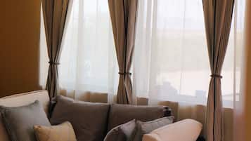 Deluxe king with full kitchen | ๊ฑฐ์ค ๊ณต๊ฐ | ํ๋ฉด TV