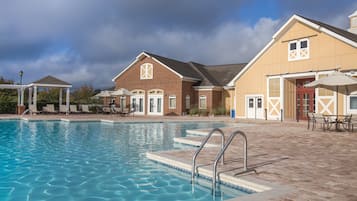 Indoor pool, 2 outdoor pools