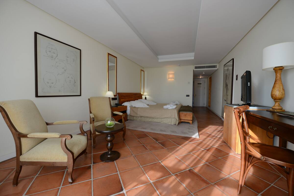 In-room safe, desk, laptop workspace, soundproofing