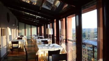 Desayuno buffet diario (EUR 11 por persona)