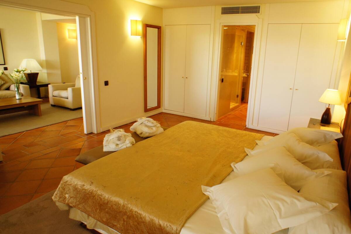 In-room safe, desk, laptop workspace, soundproofing