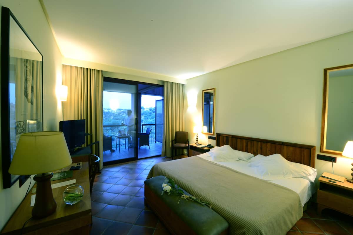 In-room safe, desk, laptop workspace, soundproofing