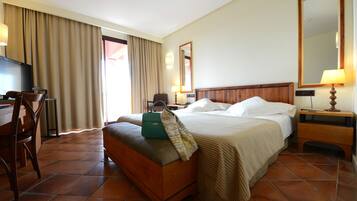 Kahden hengen standard-huone (yksi tai kaksi sänkyä), terassi, kaupunkinäköala | Tallelokero huoneessa, työpöytä