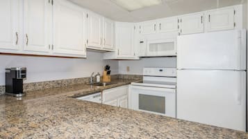 Full-sized fridge, microwave, oven, stovetop