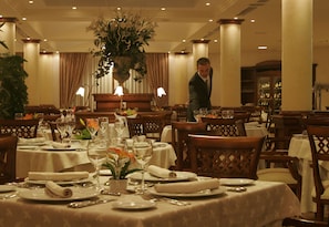 3 Restaurants, FrĂŒhstĂŒck, Mittagessen, Abendessen, internationale KĂŒche