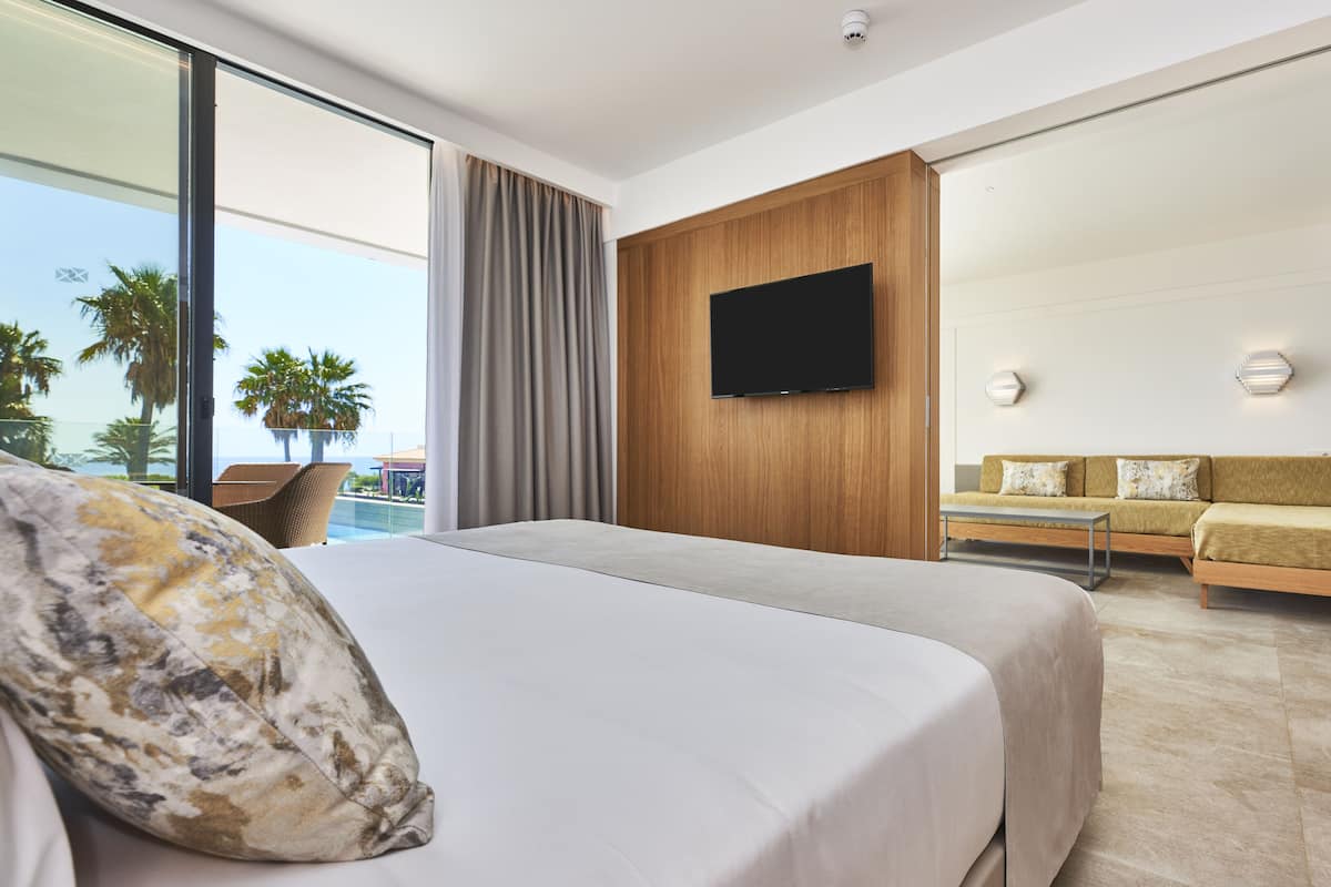 Suite, privézwembad | 1 slaapkamer, een minibar, een kluis op de kamer, een bureau