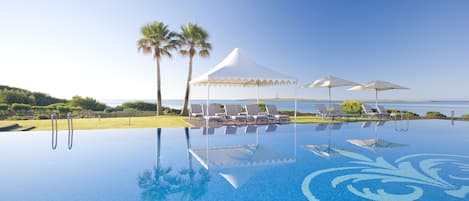 Una piscina techada, una piscina al aire libre de temporada