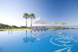 Una piscina cubierta, una piscina al aire libre de temporada