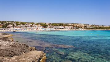 Beach nearby, white sand, snorkelling