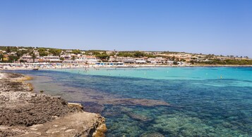 Ubicación cercana a la playa, arena blanca y buceo con tubo