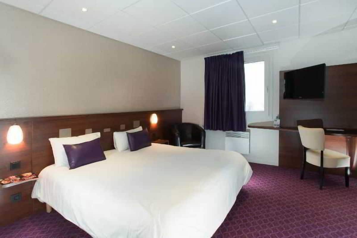Premium bedding, desk, blackout drapes, soundproofing