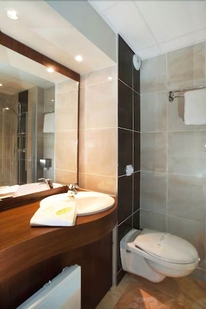 Premium Triple Room | Bathroom | Free toiletries, hair dryer, towels - Brit Hotel Tours Sud - Le Cheops (Joue-les-Tours)