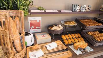 Tägliches Frühstücksbuffet (13.90 EUR pro Person)