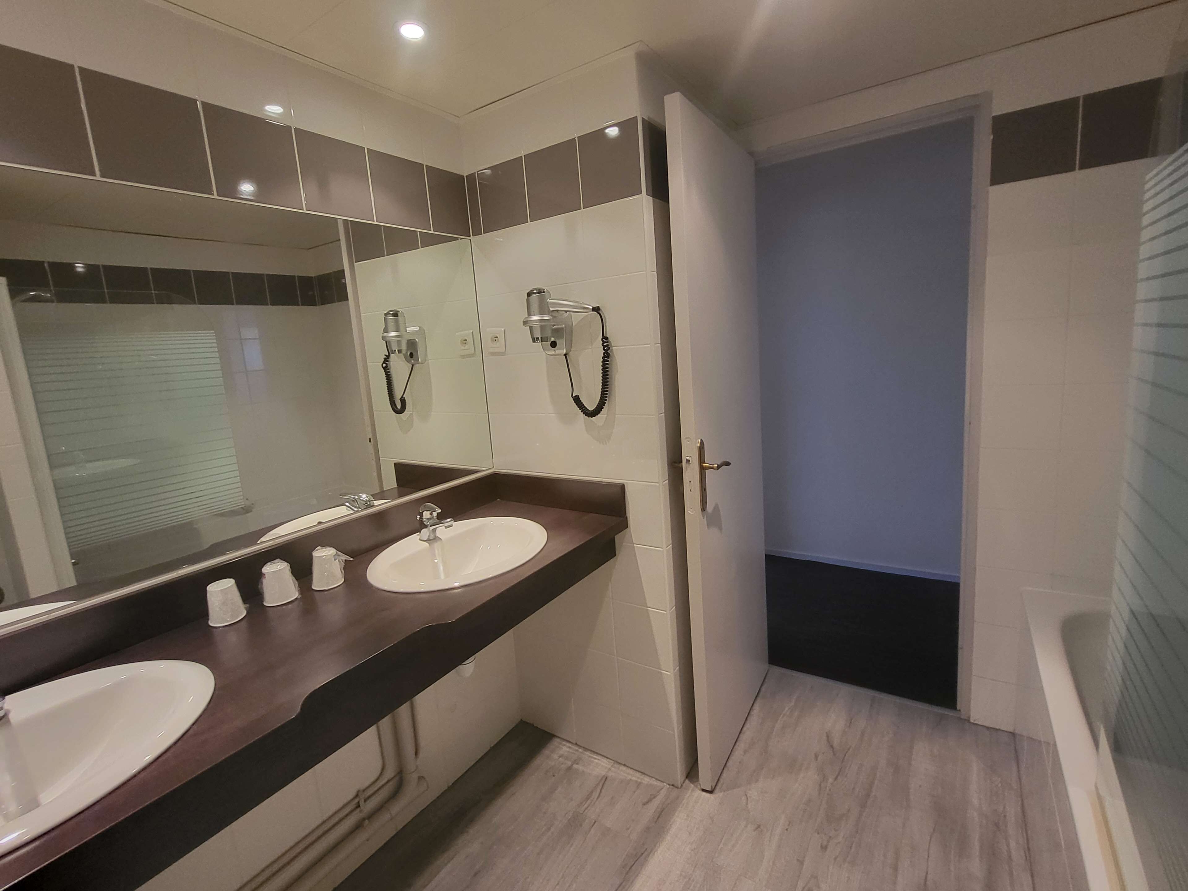 Articles de toilette écologiques, sèche-cheveux, serviettes fournies