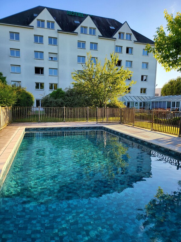 Outdoor pool - Kyriad Tours - Joue les Tours (Joue-les-Tours)