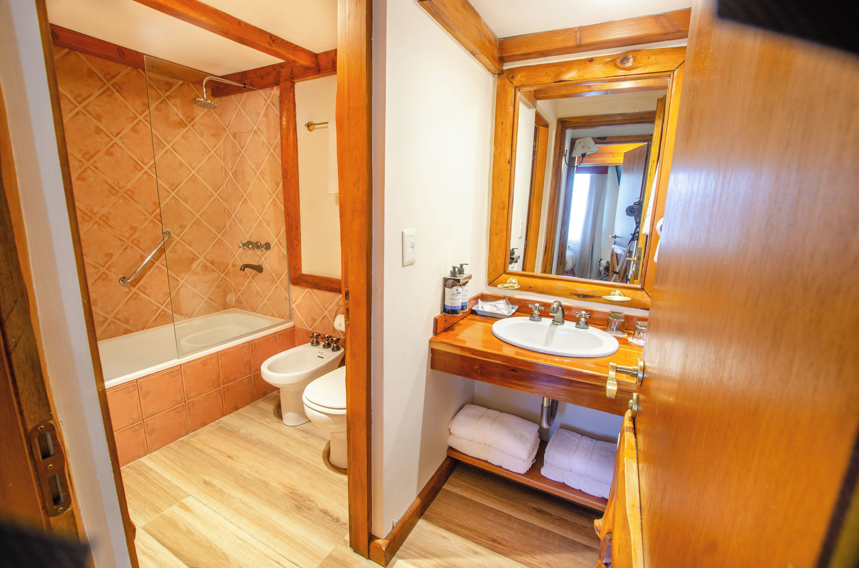 Un baño con bañera, inodoro y lavamanos.