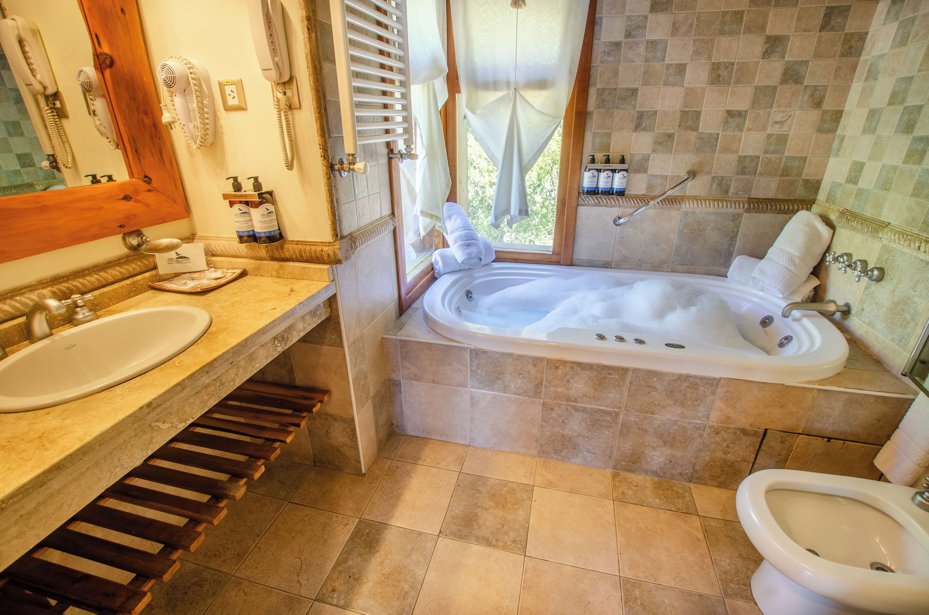 Ein Badezimmer mit Badewanne, Toilette und Waschbecken.