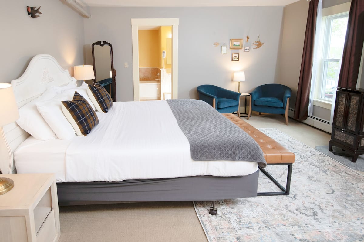 Deluxe kamer, 1 kingsize bed, bubbelbad, uitzicht op tuin | Luxe beddengoed, individueel gedecoreerd, verduisterende gordijnen