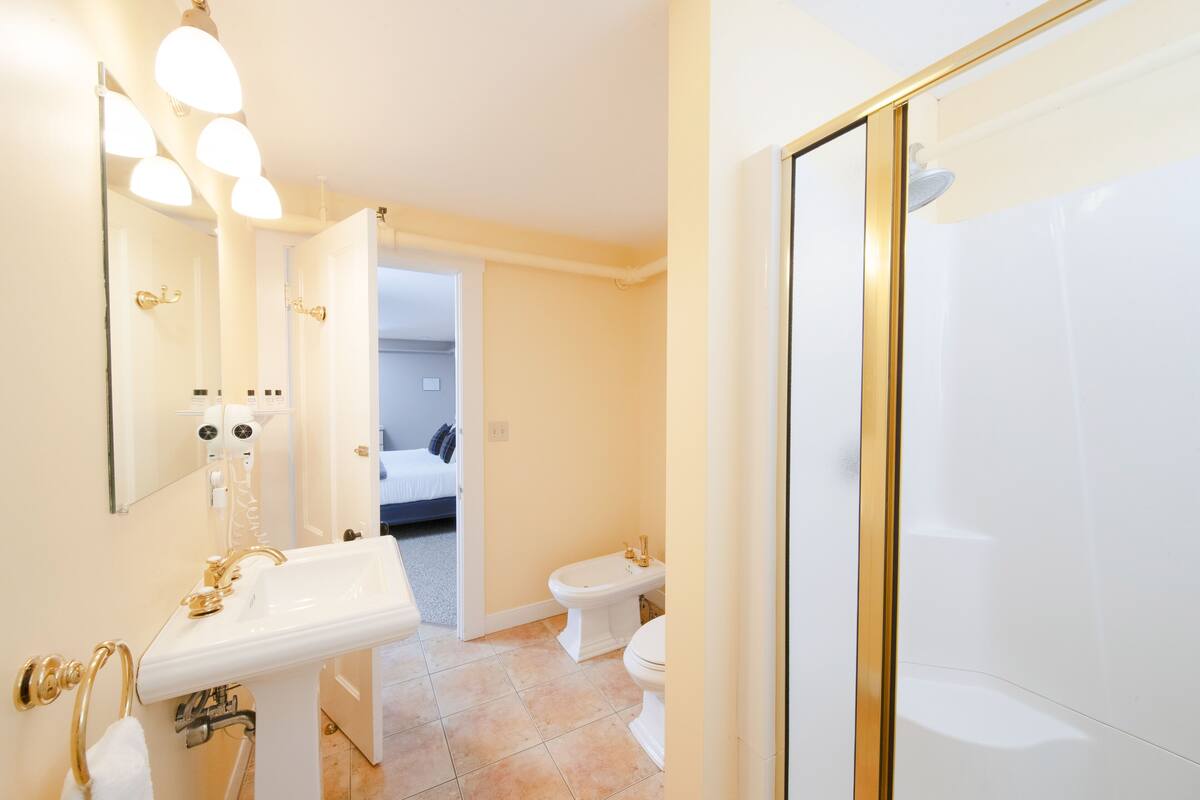 deluxe room, 1 king bed, jetted tub, garden view | bathroom | free toiletries, hair dryer, towels, soap