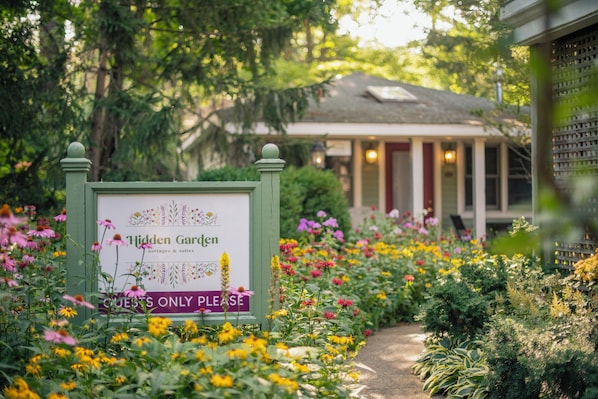 Front of property - Hidden Garden Cottages & Suites (Saugatuck)