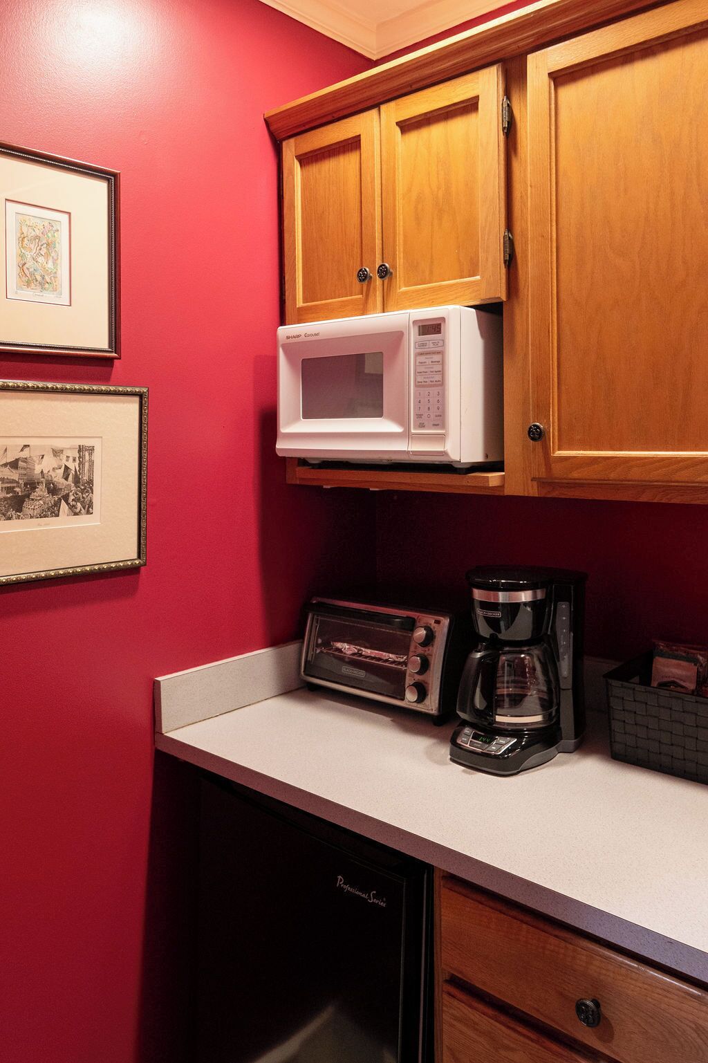 Suite, Non Smoking, Private Bathroom (Cottage or Suite) | Private kitchen | Coffee/tea maker, mini-fridge, microwave, cookware/dishes/utensils