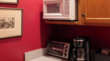 Suite, Non Smoking, Private Bathroom (Cottage or Suite) | Private kitchen | Coffee/tea maker, mini-fridge, microwave, cookware/dishes/utensils