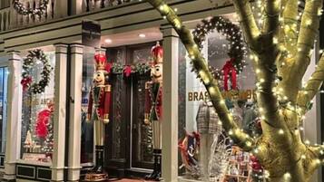 Um edifício com fachada decorada com luzes de Natal e guirlandas.
