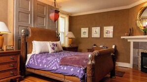 Suite, no fumadores, baño privado (Cottage or Suite) | Ropa de cama de alta calidad y sistema de insonorización