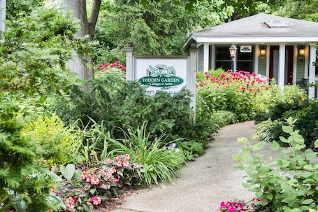 Fachada de la propiedad. Hidden Garden Cottages & Suites