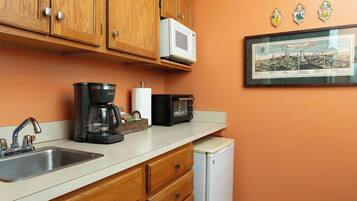 Suite, Non Smoking, Private Bathroom (Cottage or Suite) | Private kitchenette