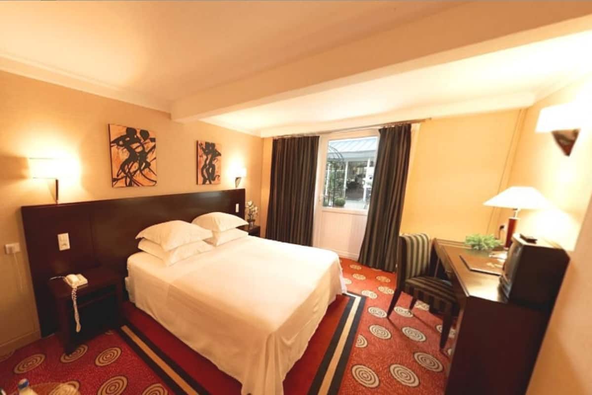 Double or Twin Room, Accessible | 1 bedroom, premium bedding, in-room safe, individually decorated