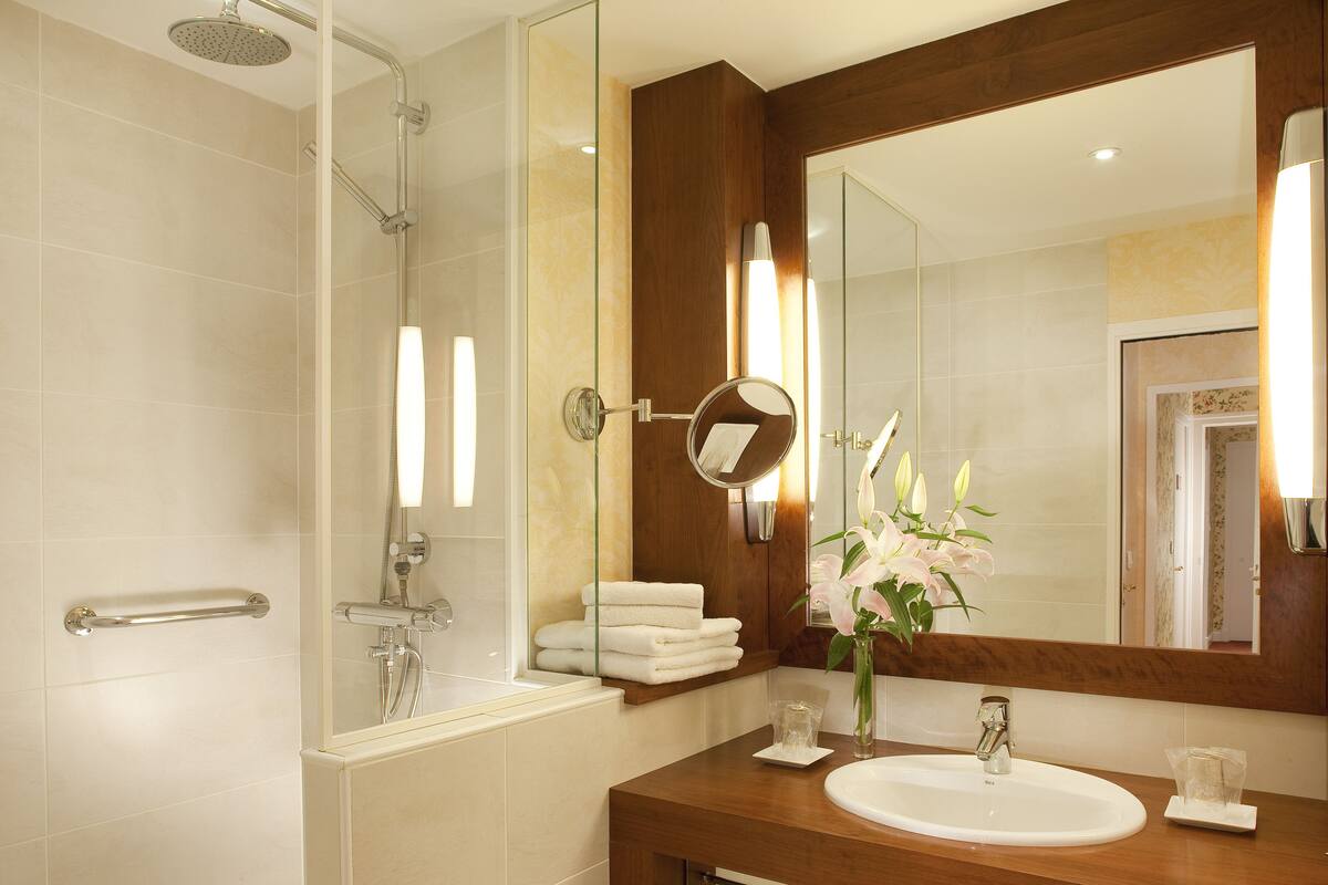 rainfall showerhead, free toiletries, hair dryer, towels