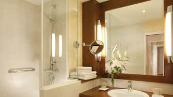 Douche à « effet pluie », articles de toilette gratuits, sèche-cheveux