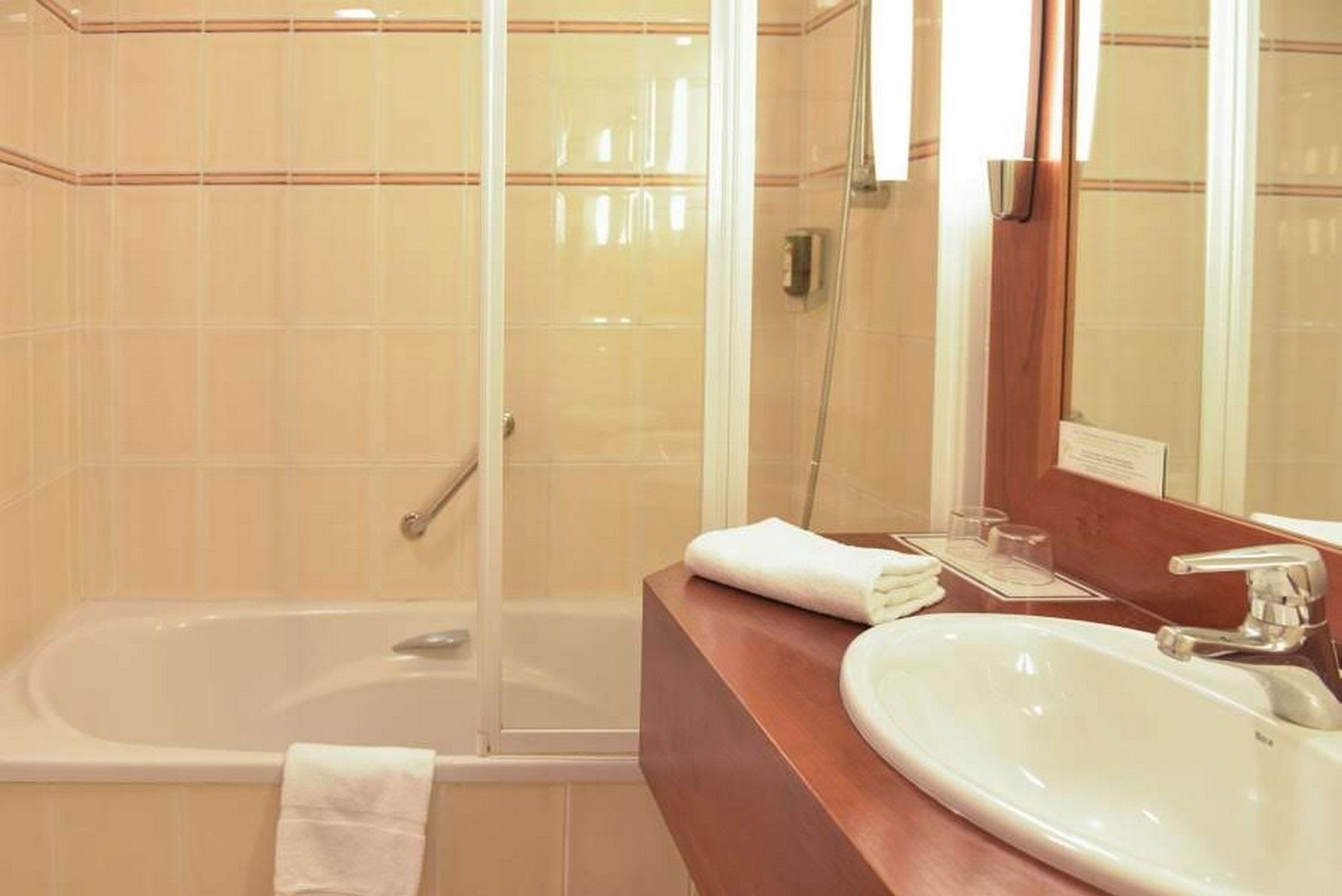 rainfall showerhead, free toiletries, hair dryer, towels