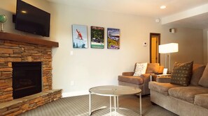 Suite, 1 cama de matrimonio grande | Zona de estar | Smart TV de 40 pulgadas con canales por cable, una televisión