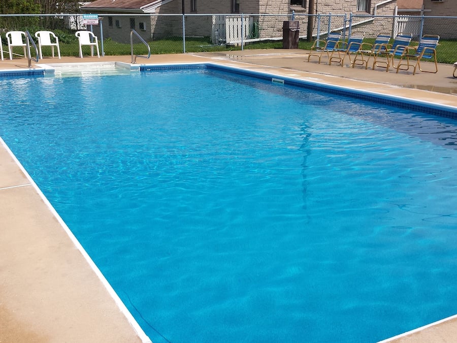 Kauden mukainen ulkouima-allas avoinna 10.00–21.00, aurinkotuoleja