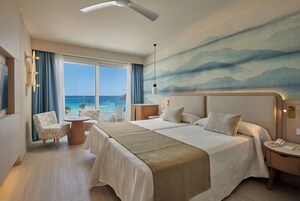 Minibar, caja de seguridad en la habitación y escritorio 