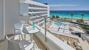 Een minibar, een kluis op de kamer, een bureau, verduisterende gordijnen